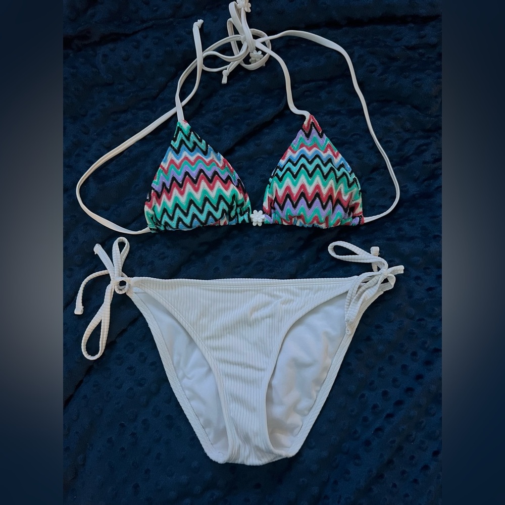 Cute flower detail bathing suit set.